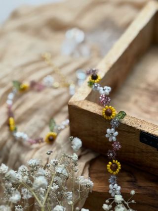 🌻 Louka 🌻 Květinky, které nikdy neuvadnou. Ručně navlékané korálky, drobné detaily a barvy, které připomenou letní den...