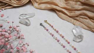 Jemnost ukrytá v detailech. 🌸 Kolekce decentních náramků, které jsou lehké jako pohlazení a připomenou ti, že krása se...