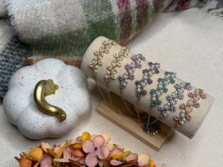 ✨ Kromě našich kolekcí tvoříme i Jemnosti na přání. Tyhle náhrdelníky vznikly jako dárek pro kamarádky milé nevěsty. Jemná...